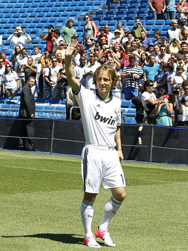 拜仁12轮不败领跑，曼城绝杀鱼腩，巴萨AC米兰登顶