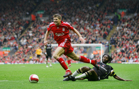 巴萨遭遇危险对手！法兰克福进攻凶猛防守漏洞百出，欧冠生死战提前上演（欧冠生死前哨战：巴萨硬碰法兰克福，对手进攻凶猛、后防漏洞频出）